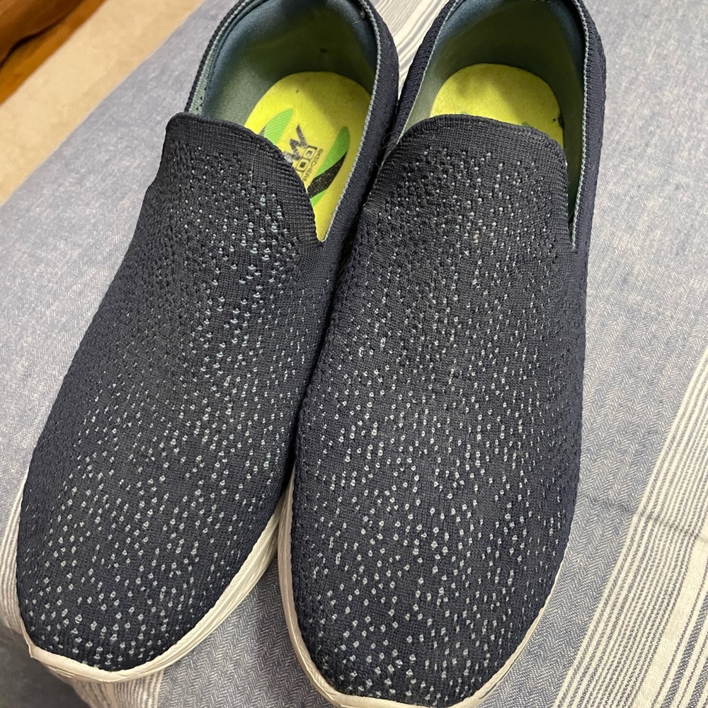 Skechers Goga Max slip ons